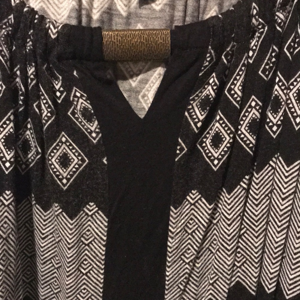 Black tank top - Picture 3 of 3